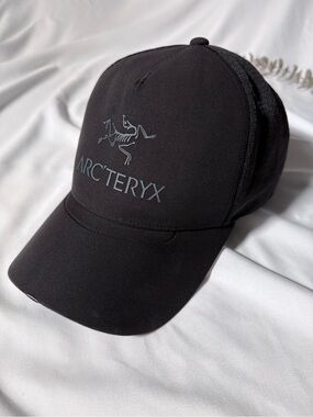 Arc’teryx Black Adjustable Trucker Hat | OS